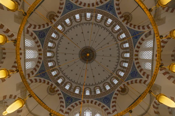 Eminonu, İstanbul 'daki Rustem Paşa Camii Kubbesi. Rustem Paşa Camii mimar Mimar Sinan tarafından 1563 yılında inşa edilmiştir.