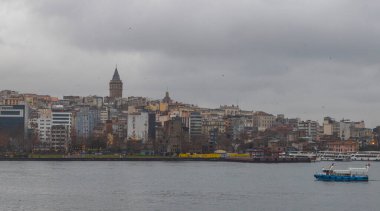 Yaz gecesi Yeni Haliç Metro Köprüsü İstanbul, Türkiye 'de mavi gökyüzü ve kent ışıkları