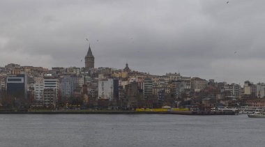 Yaz gecesi Yeni Haliç Metro Köprüsü İstanbul, Türkiye 'de mavi gökyüzü ve kent ışıkları