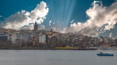 Yaz gecesi Yeni Haliç Metro Köprüsü İstanbul, Türkiye 'de mavi gökyüzü ve kent ışıkları