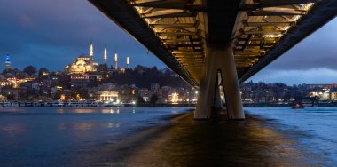 Yaz gecesi Yeni Haliç Metro Köprüsü İstanbul, Türkiye 'de mavi gökyüzü ve kent ışıkları
