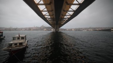 Yaz gecesi Yeni Haliç Metro Köprüsü İstanbul, Türkiye 'de mavi gökyüzü ve kent ışıkları