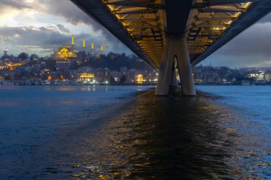 Yaz gecesi Yeni Haliç Metro Köprüsü İstanbul, Türkiye 'de mavi gökyüzü ve kent ışıkları