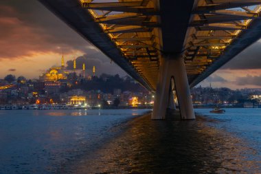 Yaz gecesi Yeni Haliç Metro Köprüsü İstanbul, Türkiye 'de mavi gökyüzü ve kent ışıkları