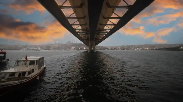 土耳其伊斯坦布尔夏夜蓝天和城市灯光下的新哈利奇地铁大桥 — 图库照片