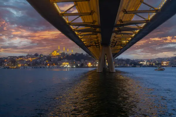 Neue Halic Bahn Brücke Bei Sommernachtblauem Himmel Und Stadtbeleuchtung Istanbul — Stockfoto
