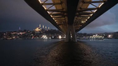 Yaz gecesi Yeni Haliç Metro Köprüsü İstanbul, Türkiye 'de mavi gökyüzü ve kent ışıkları