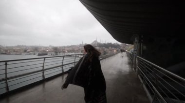 Yaz gecesi Yeni Haliç Metro Köprüsü İstanbul, Türkiye 'de mavi gökyüzü ve kent ışıkları