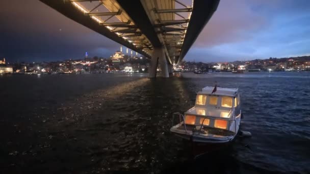夏の夜の青空とトルコのイスタンブールの都市照明での新しいハリックメトロブリッジ — ストック動画