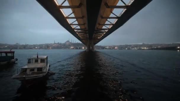 Neue Halic Bahn Brücke Bei Sommernachtblauem Himmel Und Stadtbeleuchtung Istanbul — Stockvideo