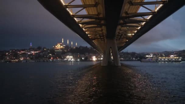 土耳其伊斯坦布尔夏夜蓝天和城市灯光下的新哈利奇地铁大桥 — 图库视频影像