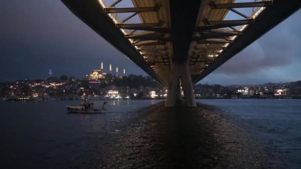 Halic Metro Bridge Sommaren Blå Himmel Och Stadsljus Istanbul Turkiet — Stockvideo