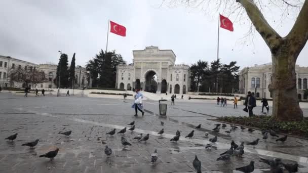 イスタンブール大学はファティヒ地区にある州立大学です 1933年 トルコで最初の大学として教育生活を始めた — ストック動画