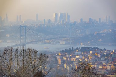 İstanbul Boğazı Köprüsü, gece. 15 Temmuz Şehitler Köprüsü. İstanbul / Türkiye.