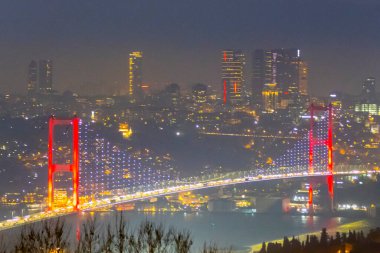 İstanbul Boğazı Köprüsü, gece. 15 Temmuz Şehitler Köprüsü. İstanbul / Türkiye.