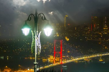 İstanbul Boğazı Köprüsü, gece. 15 Temmuz Şehitler Köprüsü. İstanbul / Türkiye.