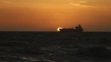 Güçlü dalgalar ve kumsala vuran rüzgar