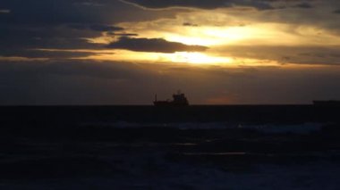 Güçlü dalgalar ve kumsala vuran rüzgar