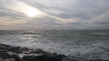 Güçlü dalgalar ve kumsala vuran rüzgar