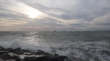 Güçlü dalgalar ve kumsala vuran rüzgar