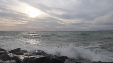 Güçlü dalgalar ve kumsala vuran rüzgar