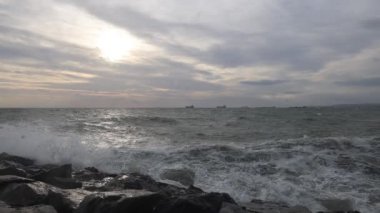 Güçlü dalgalar ve kumsala vuran rüzgar