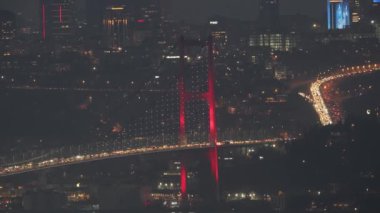 Günbatımından sonra İstanbul Boğaz Köprüsü 'nün panoraması ve İstanbul şehir ışıkları Buyuk Camlca Tepesi' nden, Türkiye.