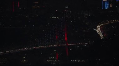 Günbatımından sonra İstanbul Boğaz Köprüsü 'nün panoraması ve İstanbul şehir ışıkları Buyuk Camlca Tepesi' nden, Türkiye.