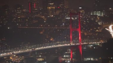 Günbatımından sonra İstanbul Boğaz Köprüsü 'nün panoraması ve İstanbul şehir ışıkları Buyuk Camlca Tepesi' nden, Türkiye.