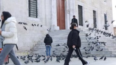 Şapkalı adam İstanbul 'un en güzel yerlerini ziyaret ediyor.