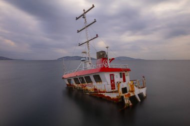 Kıyıya yakın bir gemi battı.
