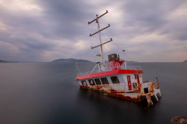 Kıyıya yakın bir gemi battı.