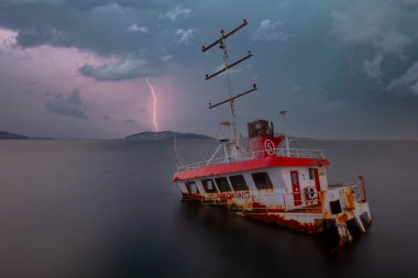 Kıyıya yakın bir gemi battı.