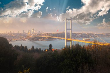 İstanbul Boğazı Köprüsü, gece. 15 Temmuz Şehitler Köprüsü. İstanbul, Türkiye.