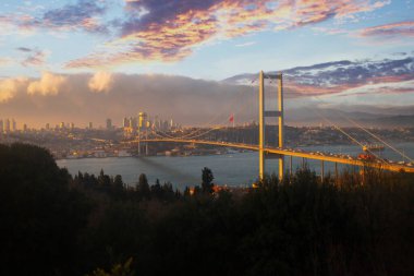 İstanbul Boğazı Köprüsü, gece. 15 Temmuz Şehitler Köprüsü. İstanbul, Türkiye.
