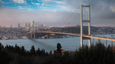 İstanbul Boğazı Köprüsü, gece. 15 Temmuz Şehitler Köprüsü. İstanbul, Türkiye.