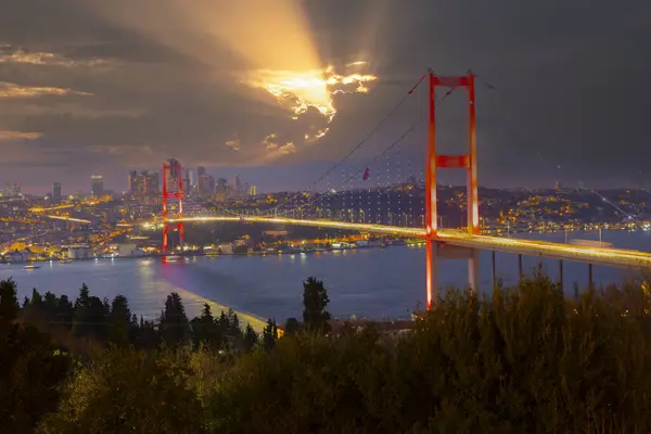 Γέφυρα Του Βοσπόρου Στην Κωνσταντινούπολη Νύχτα Γέφυρα Μαρτύρων Της 15Ης — Φωτογραφία Αρχείου