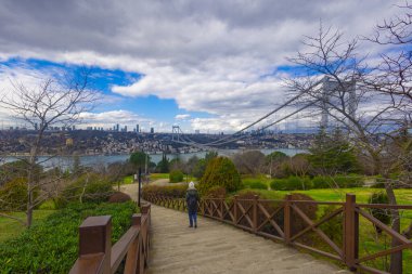 İstanbul 'daki Otagtepe Parkı' ndan Fatih Sultan Mehmet Köprüsü manzarası