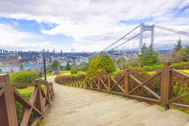 İstanbul 'daki Otagtepe Parkı' ndan Fatih Sultan Mehmet Köprüsü manzarası