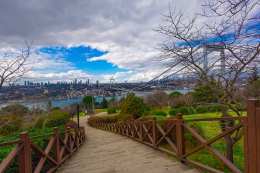 İstanbul 'daki Otagtepe Parkı' ndan Fatih Sultan Mehmet Köprüsü manzarası
