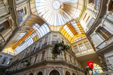 Istiklal Caddesi, Beyoğlu 'ndaki tarihi kafeler, şaraphaneler ve restoranlarla ünlü tarihi bir geçit olan Cicek Pasaji' nin iç çekimleri.