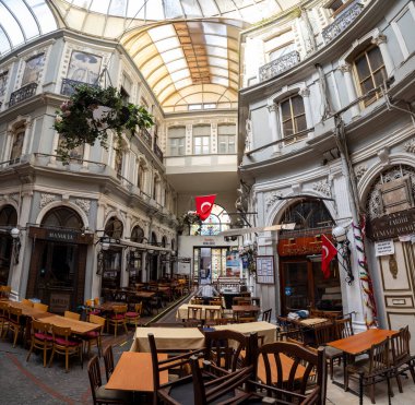 Istiklal Caddesi, Beyoğlu 'ndaki tarihi kafeler, şaraphaneler ve restoranlarla ünlü tarihi bir geçit olan Cicek Pasaji' nin iç çekimleri.