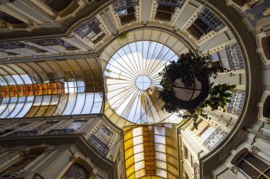 Istiklal Caddesi, Beyoğlu 'ndaki tarihi kafeler, şaraphaneler ve restoranlarla ünlü tarihi bir geçit olan Cicek Pasaji' nin iç çekimleri.