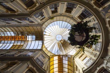 Istiklal Caddesi, Beyoğlu 'ndaki tarihi kafeler, şaraphaneler ve restoranlarla ünlü tarihi bir geçit olan Cicek Pasaji' nin iç çekimleri.