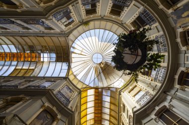 Istiklal Caddesi, Beyoğlu 'ndaki tarihi kafeler, şaraphaneler ve restoranlarla ünlü tarihi bir geçit olan Cicek Pasaji' nin iç çekimleri.