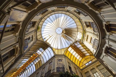 Istiklal Caddesi, Beyoğlu 'ndaki tarihi kafeler, şaraphaneler ve restoranlarla ünlü tarihi bir geçit olan Cicek Pasaji' nin iç çekimleri.