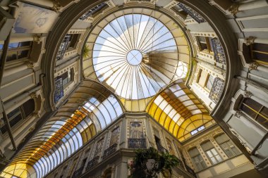 Istiklal Caddesi, Beyoğlu 'ndaki tarihi kafeler, şaraphaneler ve restoranlarla ünlü tarihi bir geçit olan Cicek Pasaji' nin iç çekimleri.