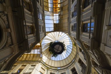 Istiklal Caddesi, Beyoğlu 'ndaki tarihi kafeler, şaraphaneler ve restoranlarla ünlü tarihi bir geçit olan Cicek Pasaji' nin iç çekimleri.