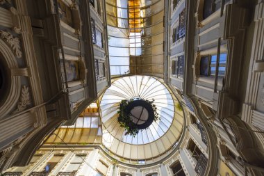 Istiklal Caddesi, Beyoğlu 'ndaki tarihi kafeler, şaraphaneler ve restoranlarla ünlü tarihi bir geçit olan Cicek Pasaji' nin iç çekimleri.