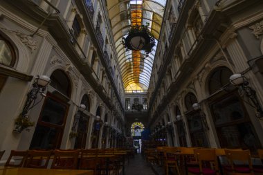 Istiklal Caddesi, Beyoğlu 'ndaki tarihi kafeler, şaraphaneler ve restoranlarla ünlü tarihi bir geçit olan Cicek Pasaji' nin iç çekimleri.